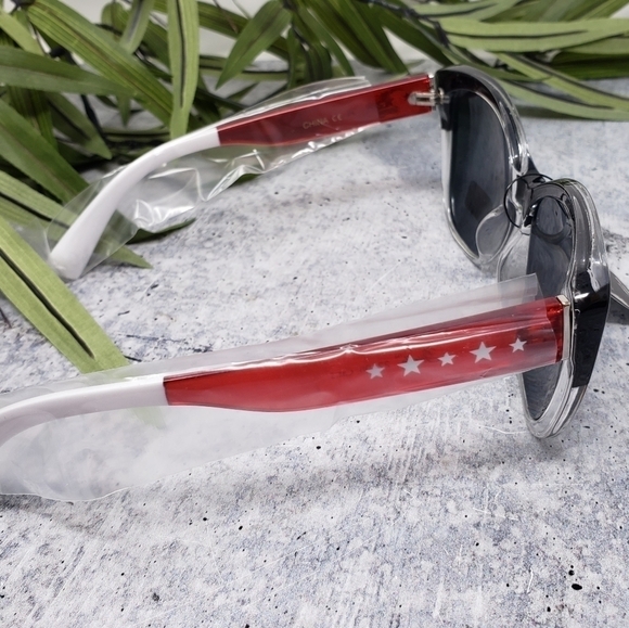 NWT Giselle | Black & Red Star Sunglasses - Picture 4 of 5